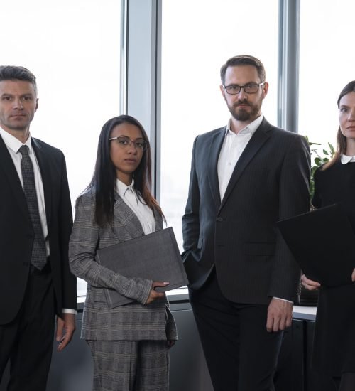 medium-shot-business-team-posing